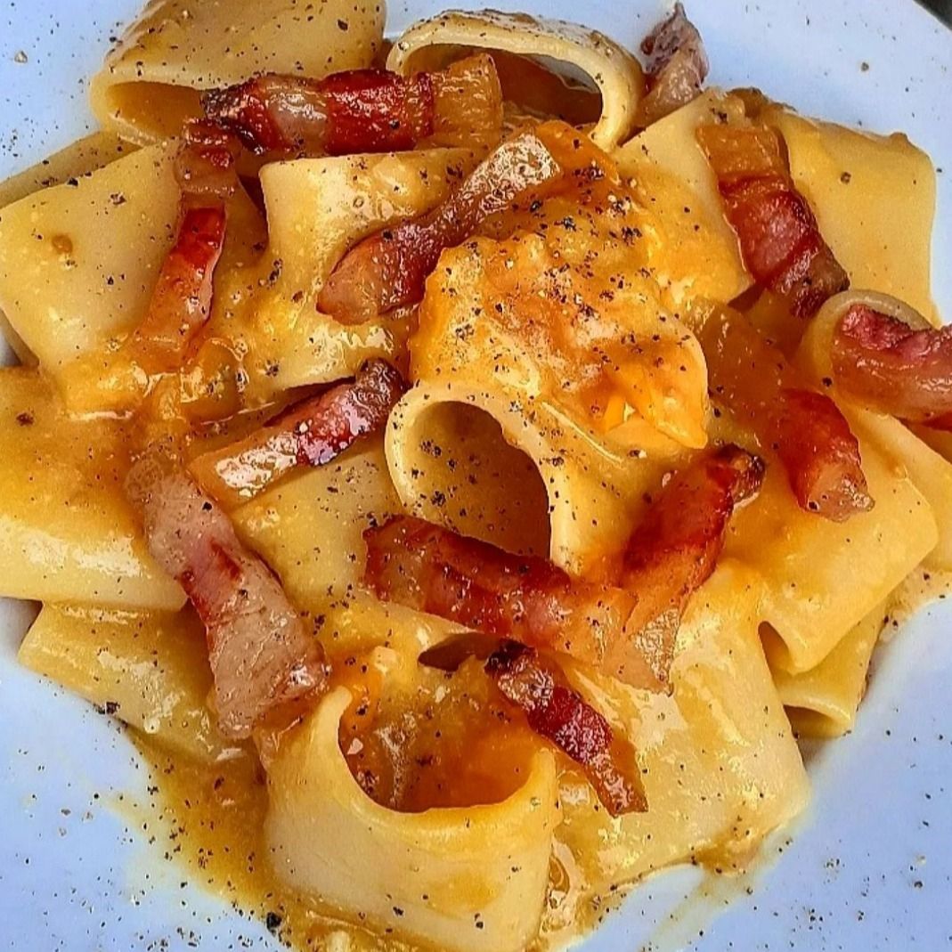 Mezzi Paccheri Con Crema al Parmigiano, Datterino Giallo e Guanciale Croccante.
