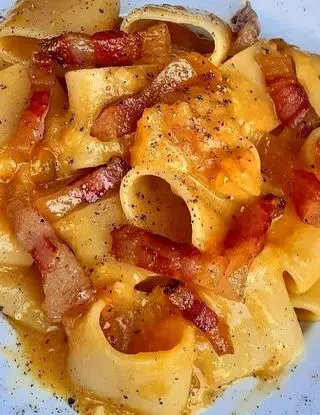 Ricetta Mezzi Paccheri Con Crema al Parmigiano, Datterino Giallo e Guanciale Croccante. di lericettedimarygio