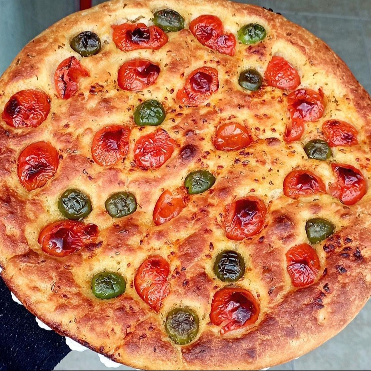 Focaccia Pugliese Con Pomodorini, Olive ed Origano.