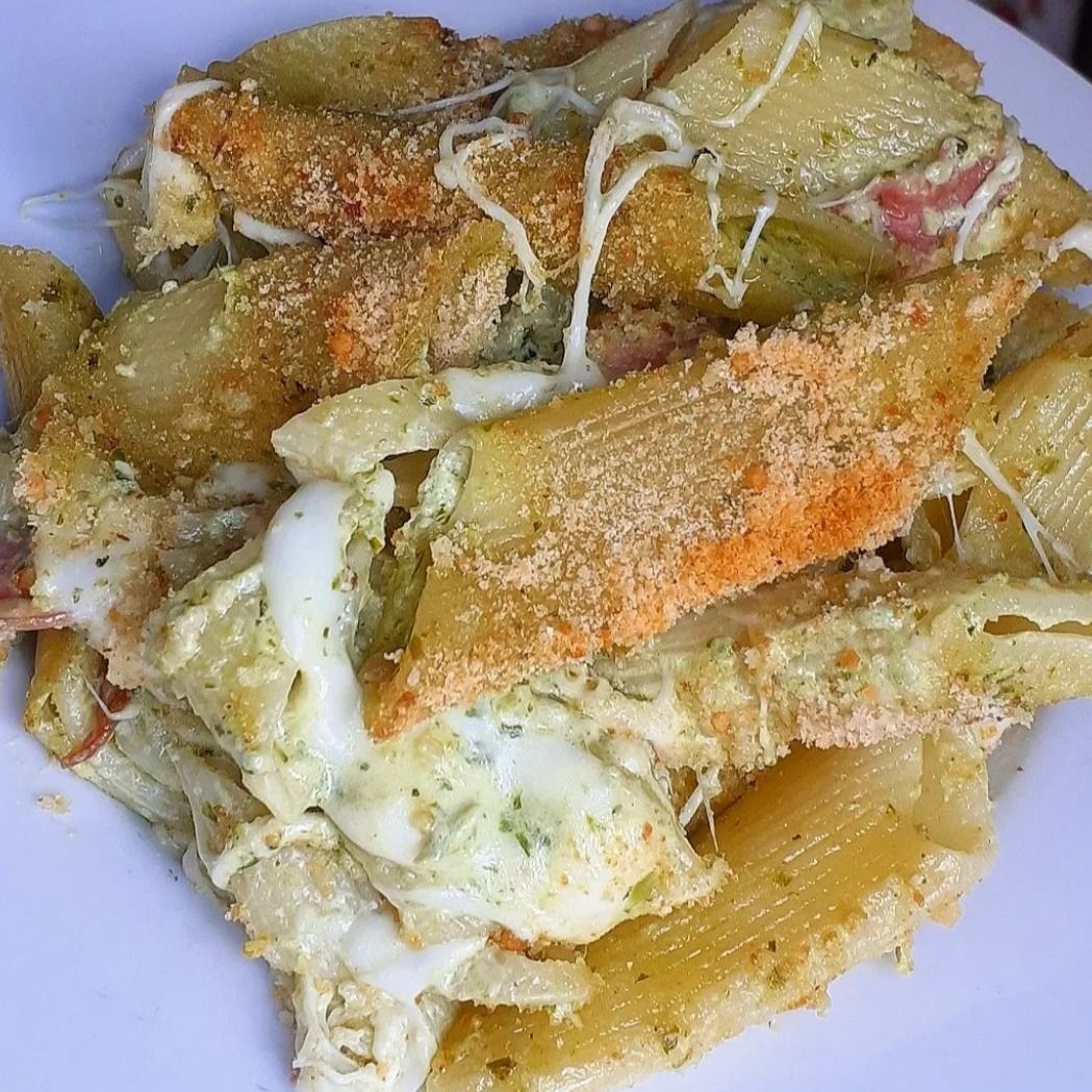 Pennoni Al Forno Con Panna, Pesto, Caciocavallo e salame.
