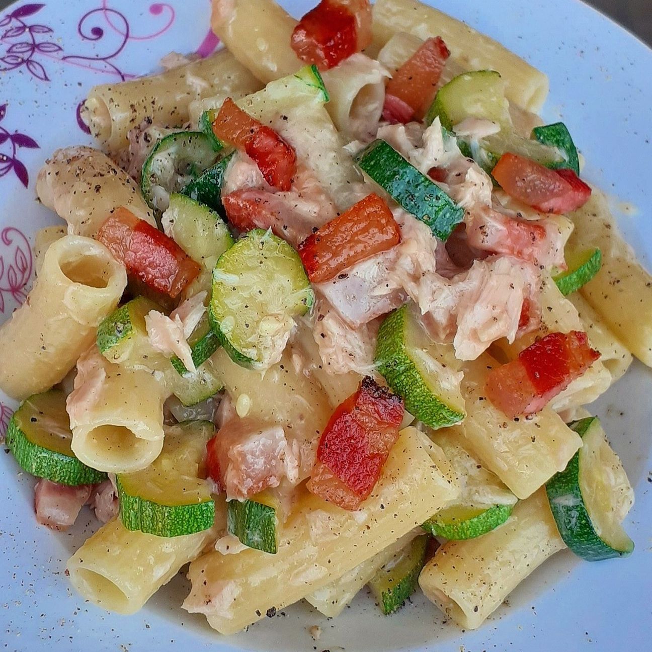 Rigatoni Con Zucchine, Filetti di Tonno e Guanciale.