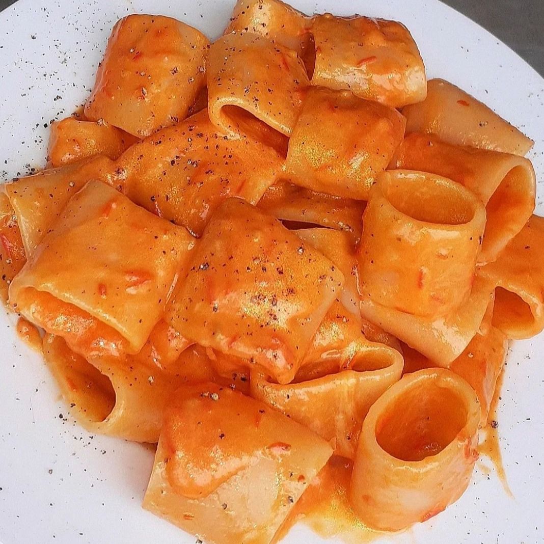 Mezzi Paccheri Con Emulsione di Datterino E Mozzarella.