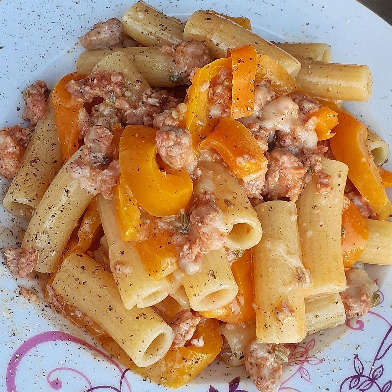 Rigatoni con Salsiccia, Peperoni e Crema al Parmigiano.