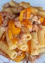 Ricetta Rigatoni con Salsiccia, Peperoni e Crema al Parmigiano.