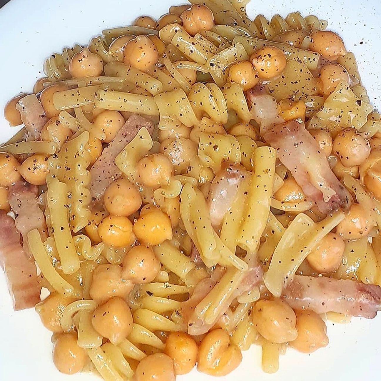 Pasta mista ridotta con ceci e pancetta..