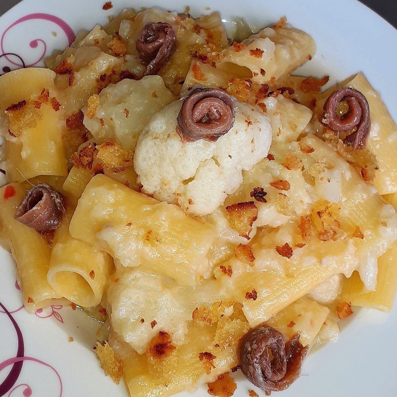 Rigatoni Con Cavolfiore, Olio, Peproncino, Filetti di Acciughe e Mollica Fritta
