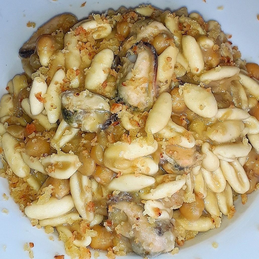 Pasta Risottata Con Ceci, Cozze e Mollica Fritta