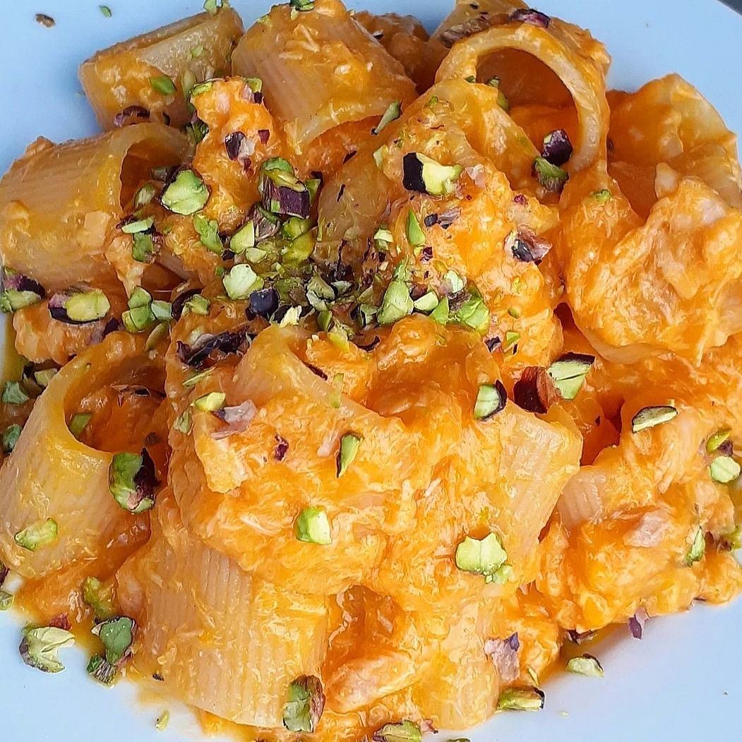 Mezzi Paccheri Con Crema di Zucca, Filetto di Salmone e Granella di Pistacchio