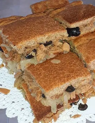 Ricetta Focaccia Con Tonno, Cipolla ed Olive Nere di lericettedimarygio