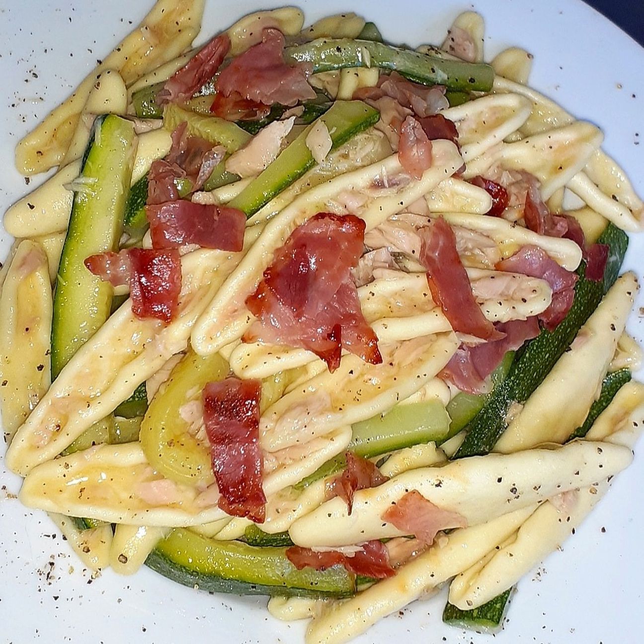 Cortecce Con Zucchine, Filetti di Tonno e Speck
