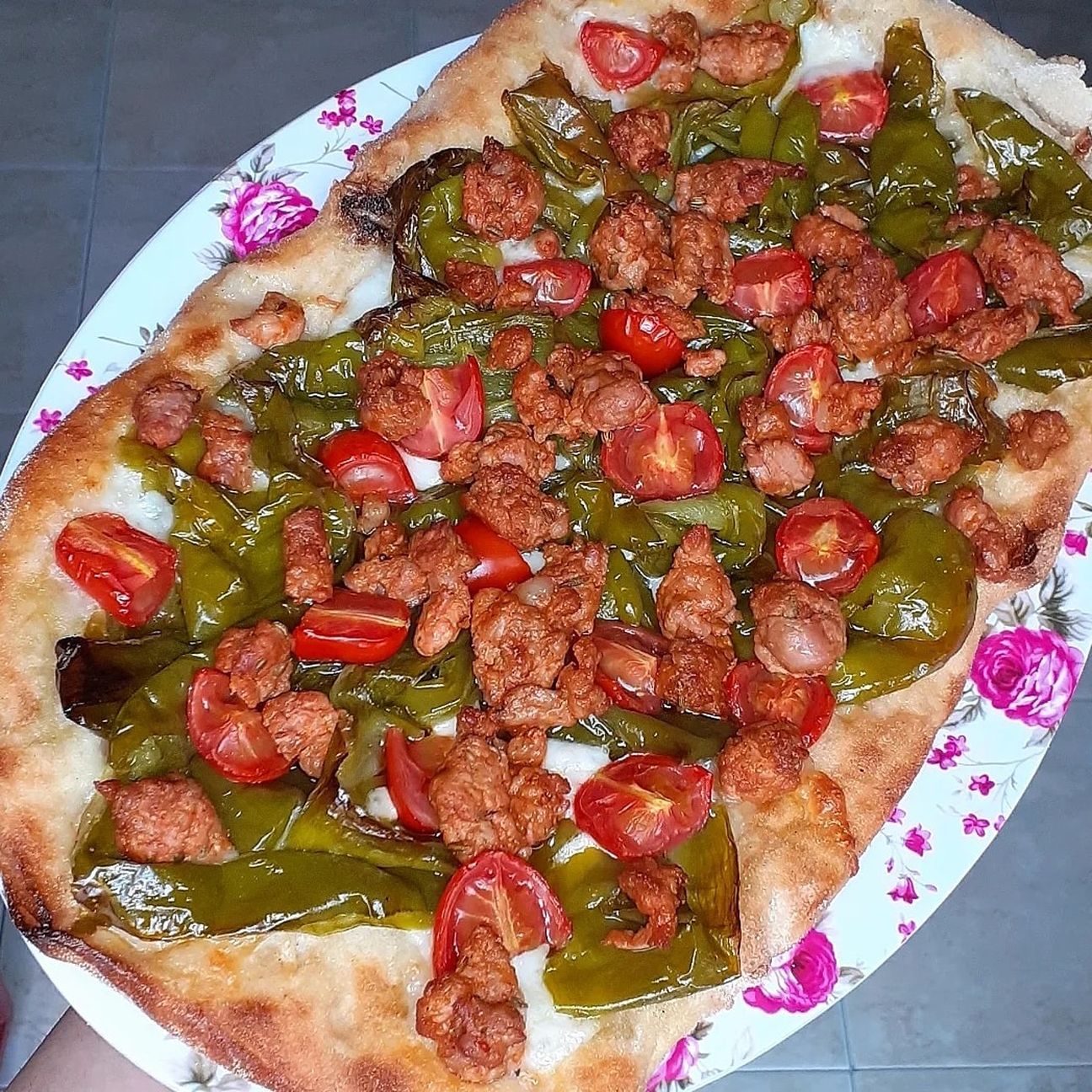 Pinsa Romana Con Mozzarella, Friggitelli, Pomodorini e Salsiccia Sbriciolata