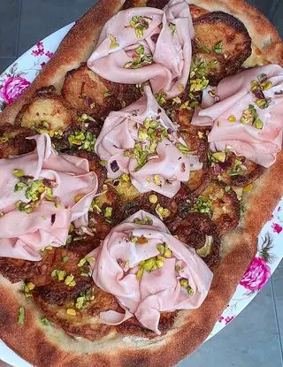 Ricetta Pinsa Romana Con Mozzarella, Zucchine Fritte, Mortadella e Pistacchio di lericettedimarygio