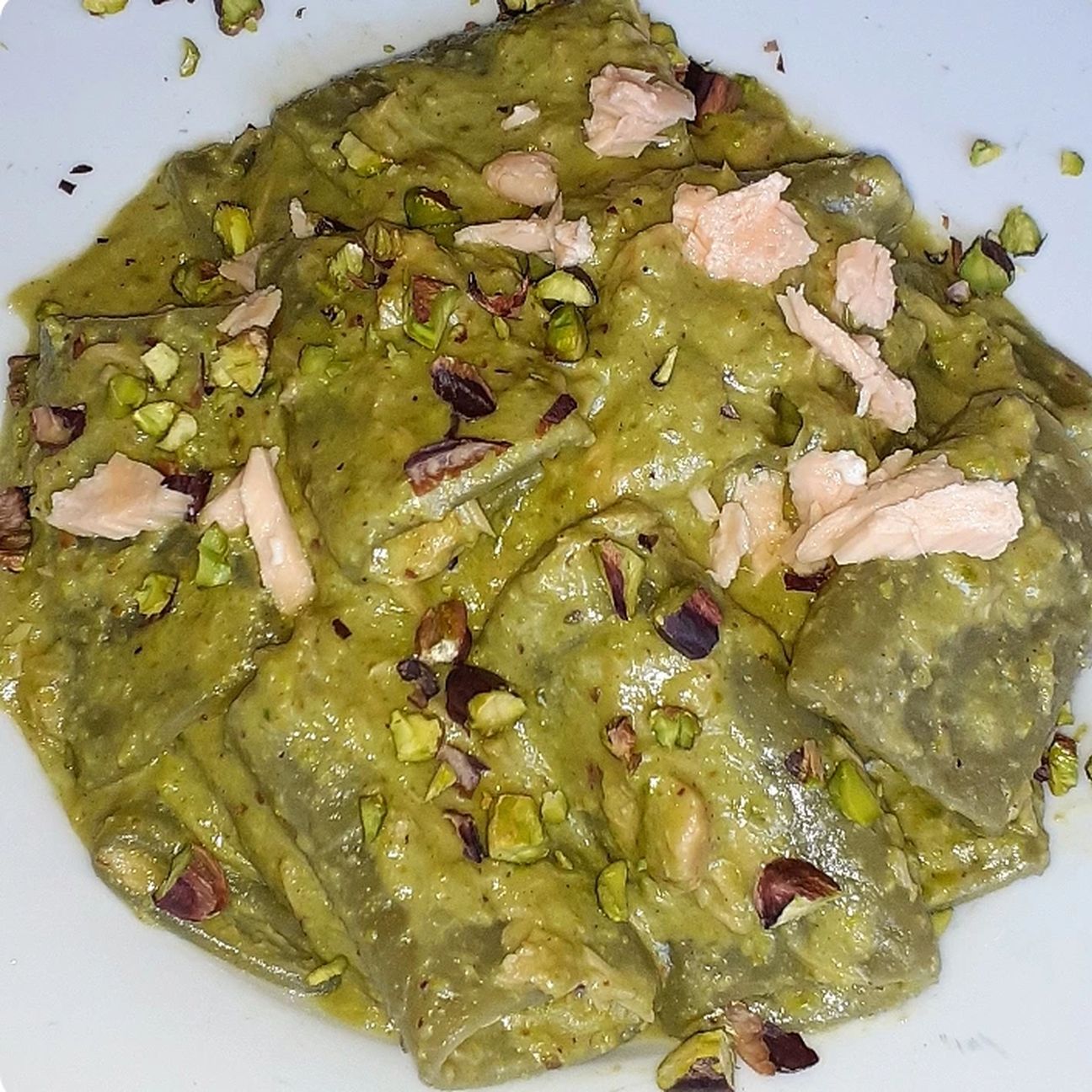Paccheri Al Pistacchio Con Pesto di Pistacchio e Filetti di Salmone