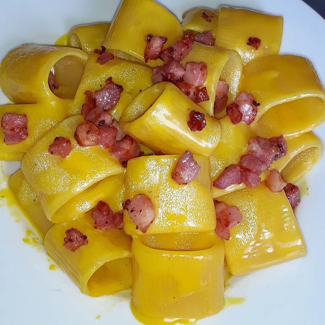Mezzi Paccheri Con Sugo Pronto Allo Zafferano e Pancetta Croccante
