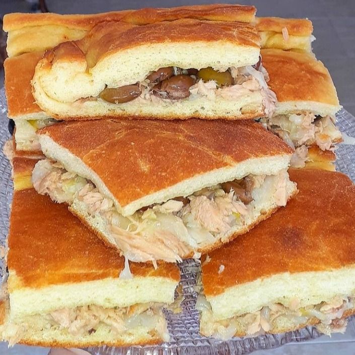 Focaccia ripiena di tonno, cipolle e olive Taggiasche