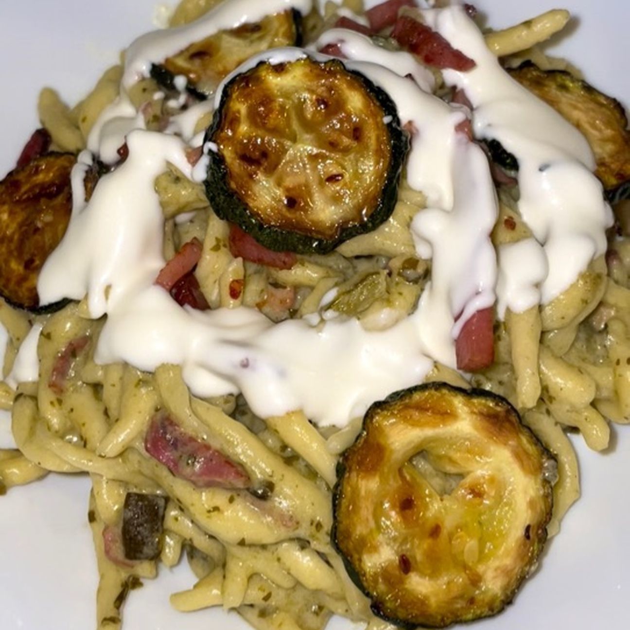 Strozzapreti con pesto di zucchine, speck, crema di robiola e chips di zucchine