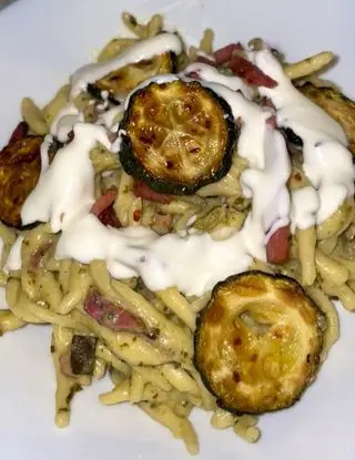 Ricetta Strozzapreti con pesto di zucchine, speck, crema di robiola e chips di zucchine di 2friendsforfood