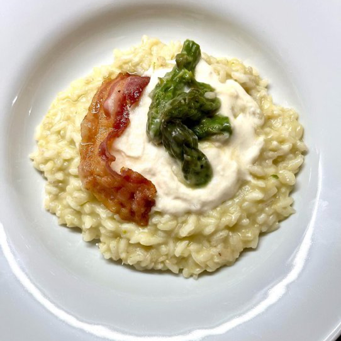 Risotto agli Asparagi Con spuma di parmigiano e bacon Croccante