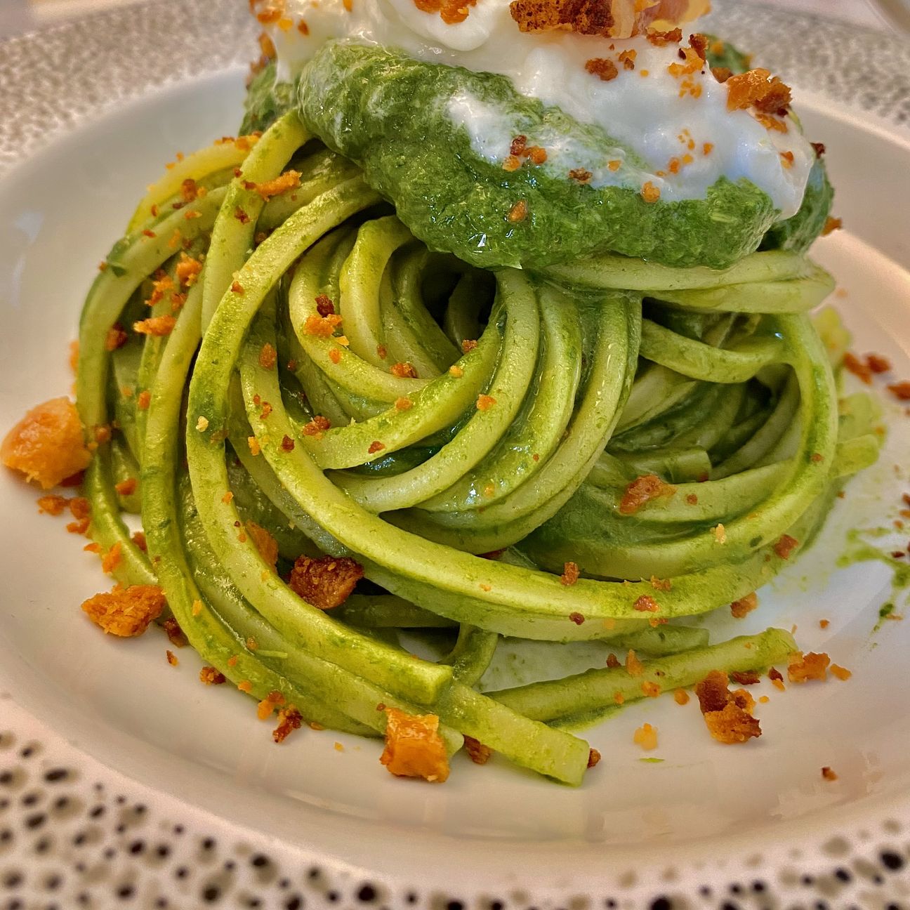 Pasta con crema di cime di rapa, stracciatella, guanciale e tarallo sbriciolato