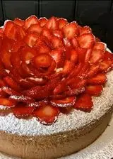 Ricetta Torta alle Mandorle decorata con Fragole