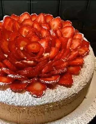 Ricetta Torta alle Mandorle decorata con Fragole di Ortensio