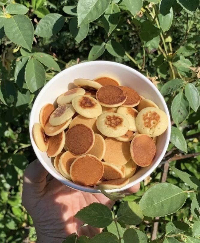 Sono dei minuscoli pancake che si mangiano in tazza con il cucchiaio