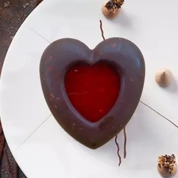 Un cuore di cioccolato con lamponi