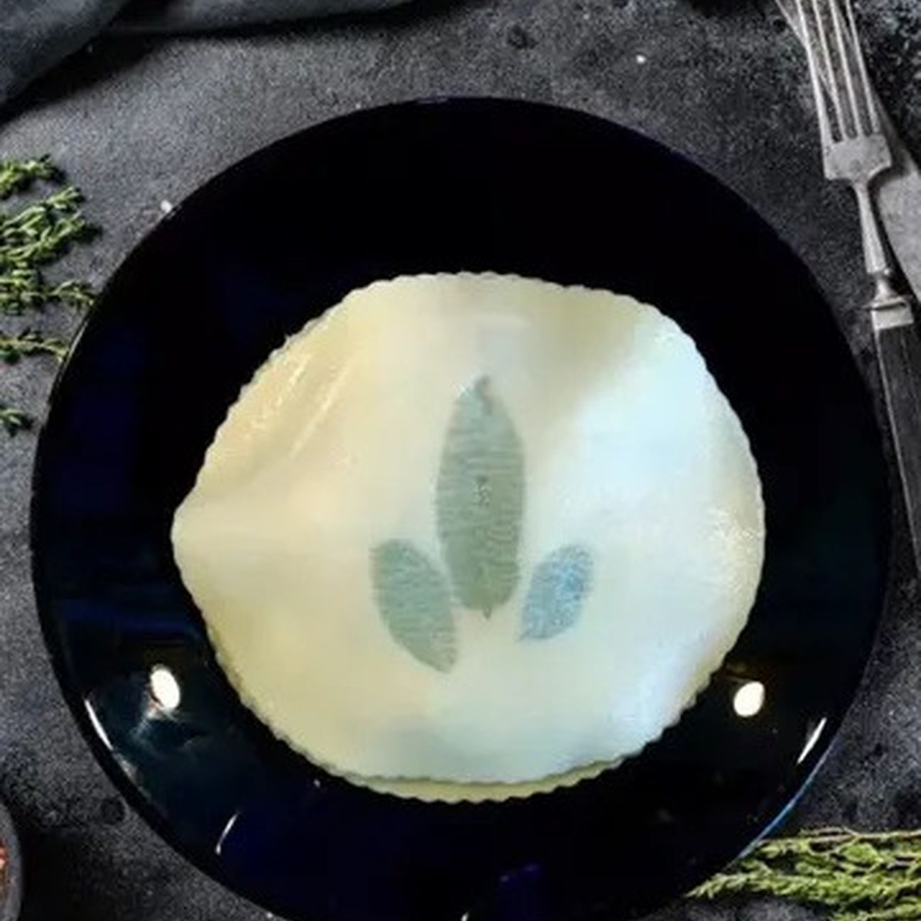 Raviolo Aperto con Gamberi Funghi e Zucchine