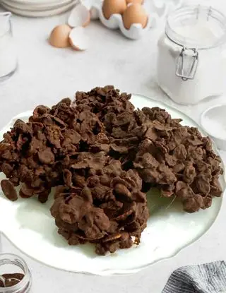 Ricetta Cookies di Cioccolato con Pane, Cornflaks e Pinoli senza Cottura di Ortensio