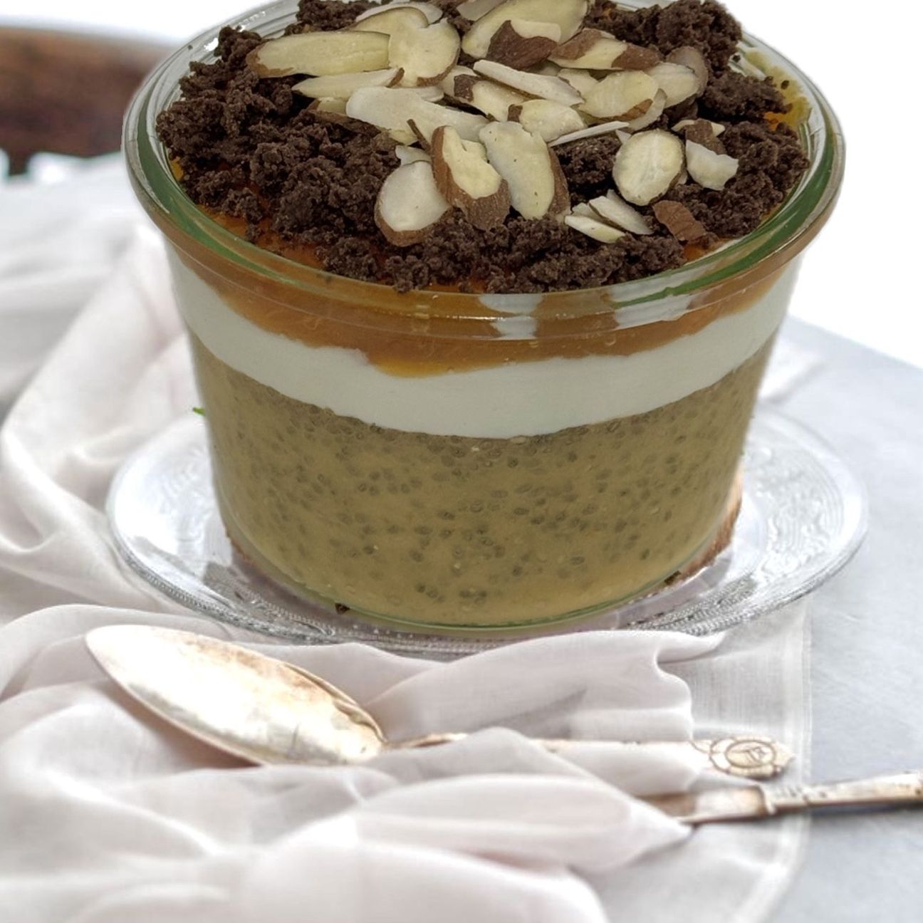 Chia Pudding Cachi e Yogurt con Craqueline al Cacao e Mandorle