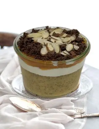 Ricetta Chia Pudding Cachi e Yogurt con Craqueline al Cacao e Mandorle di Ortensio
