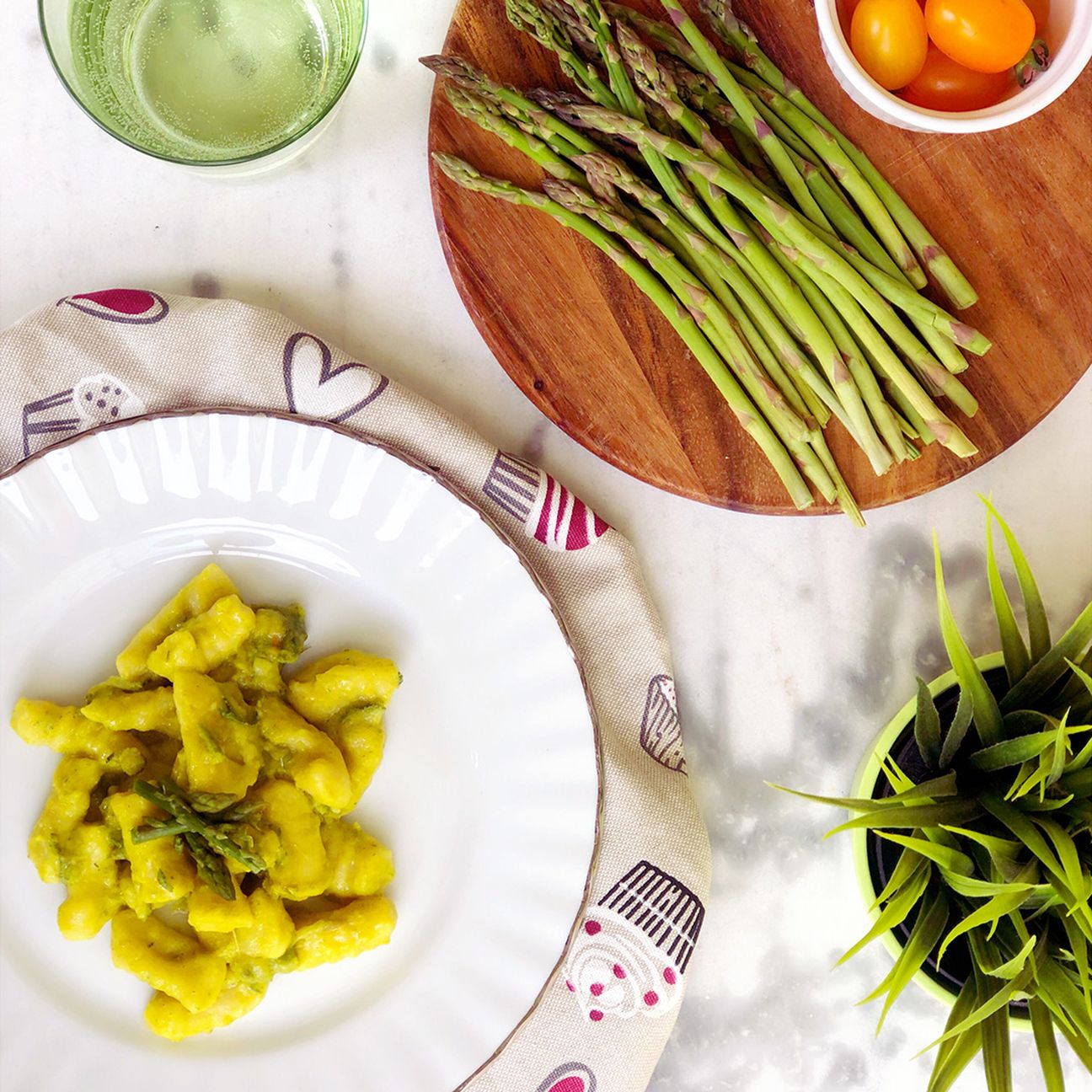 Gnocchi con asparagi e zafferano