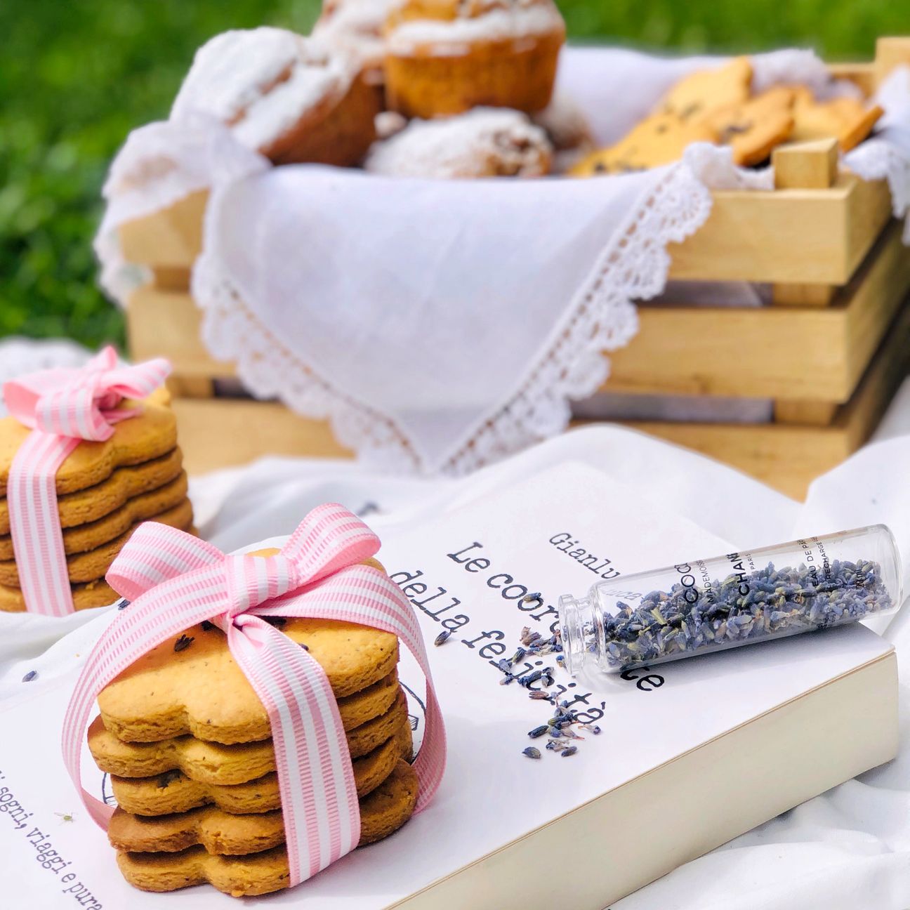 Fiorellini rustici di frolla, lavanda e tea alla rosa