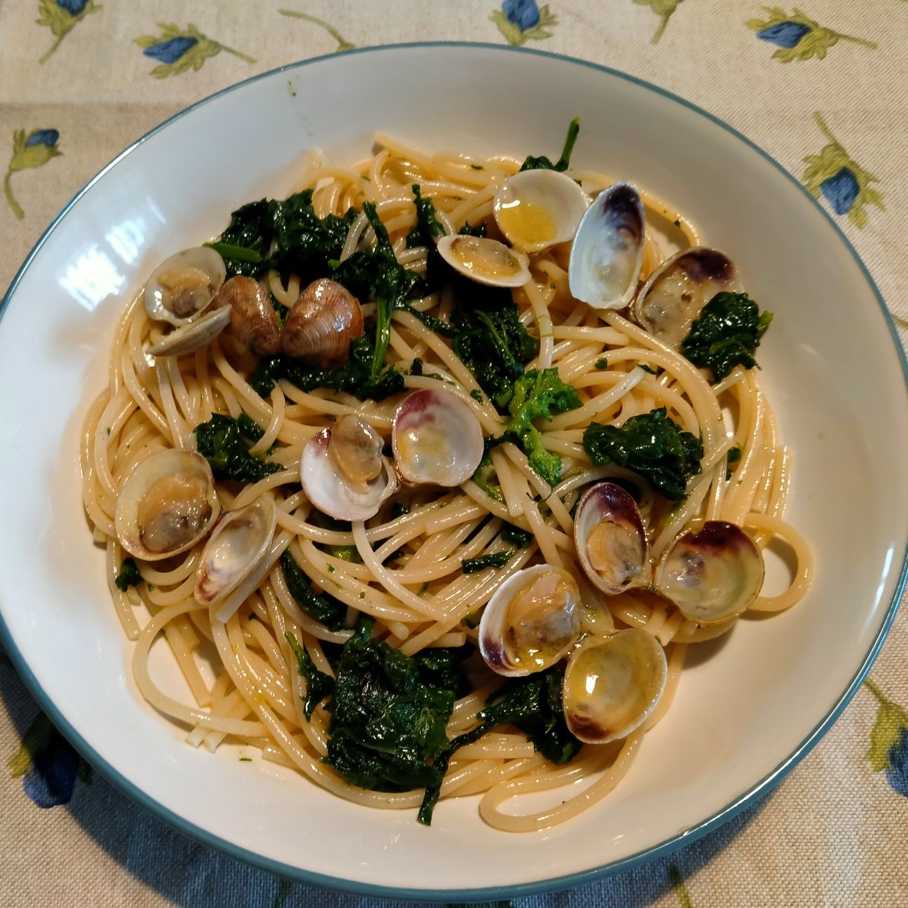 Spaghetti alle vongole con cime di rapa