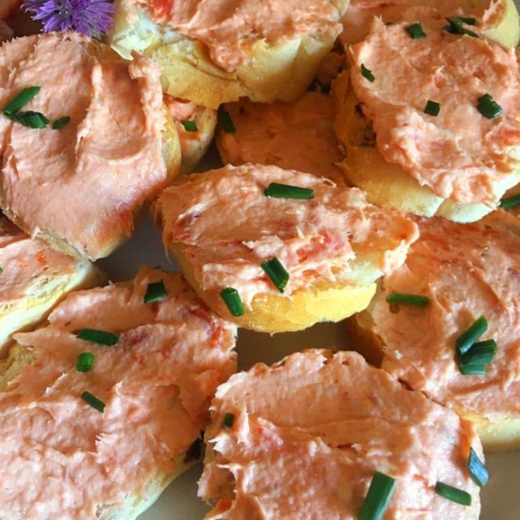 Mini bruschette con mousse di salmone