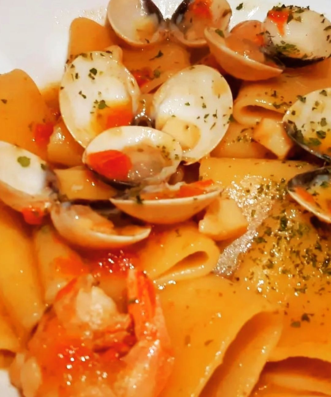 Paccheri con vongole, gamberi, pachino e salsa di soia