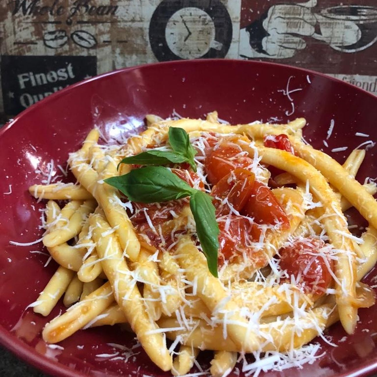 Strozzapreti con pomodoro fresco, cacioricotta profumati al basilico