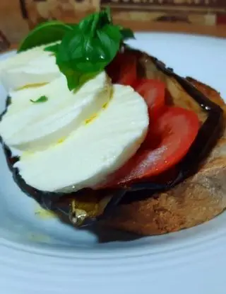 Ricetta Bruschetta con melanzane grigliate, pomodori, mozzarella di ledelizieditizy