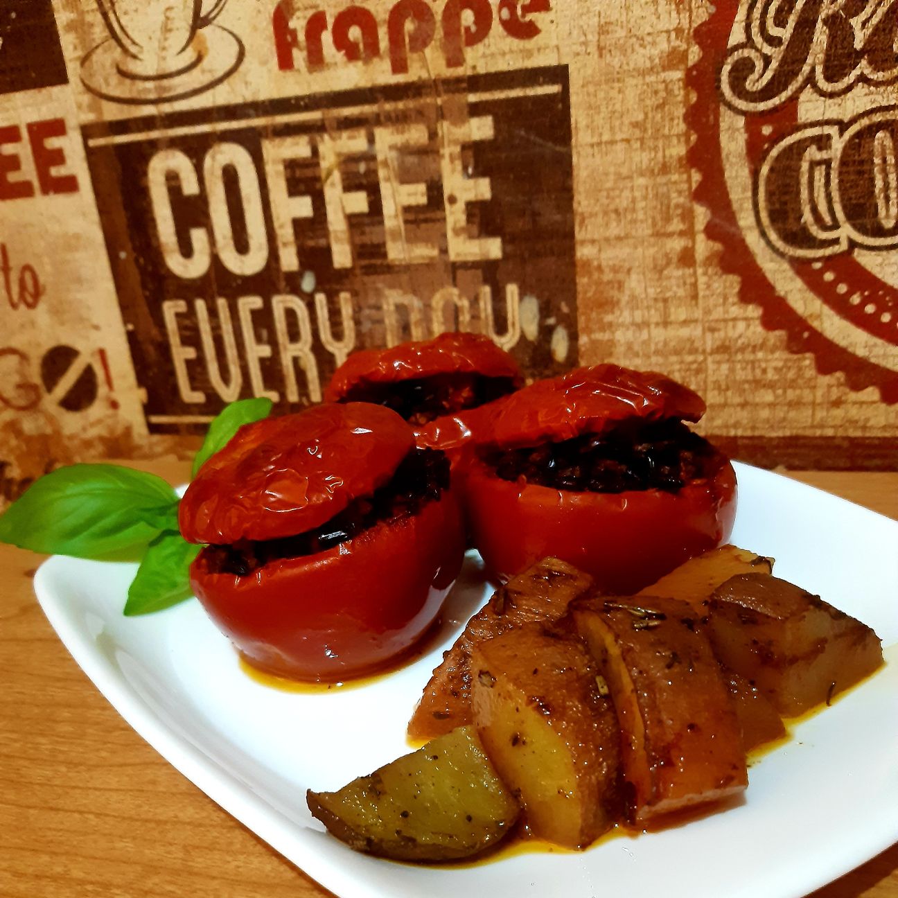Pomodori ripieni con riso venere con patate al forno