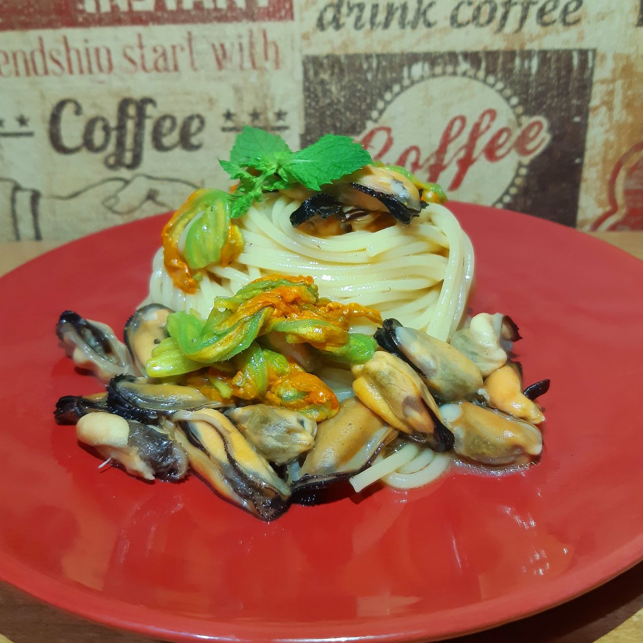Spaghetti con cozze e fiori di zucca