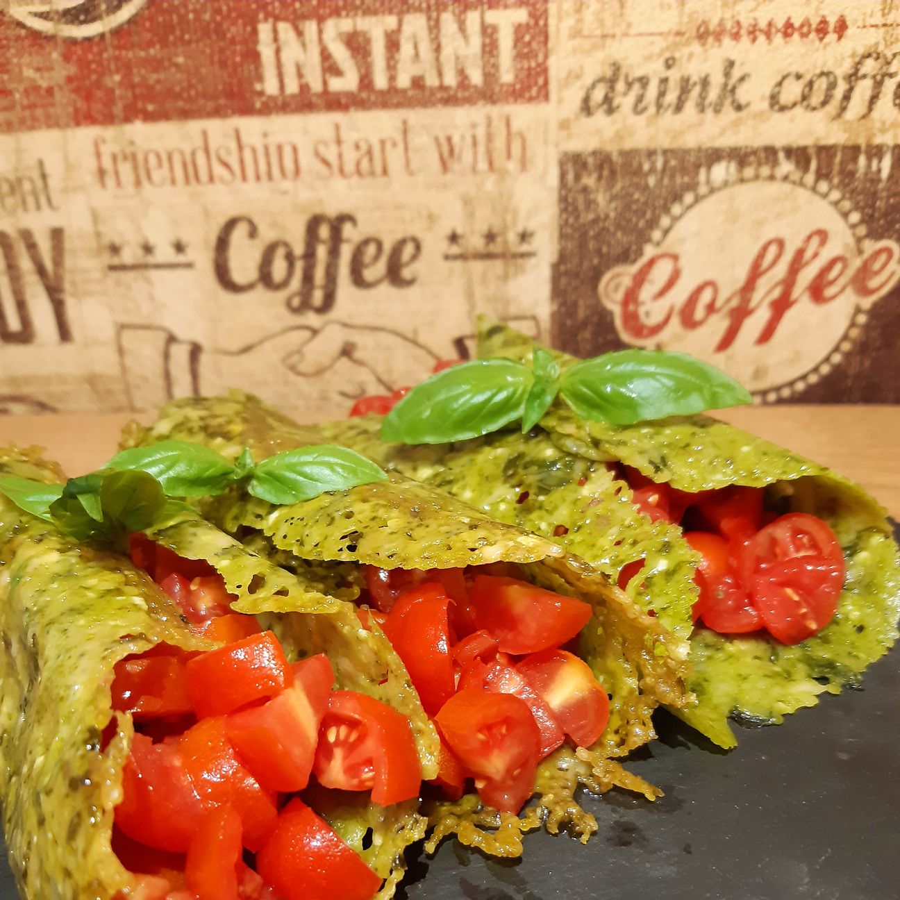 Cannoli di parmigiano e basilico ripieni con pomodori datterino