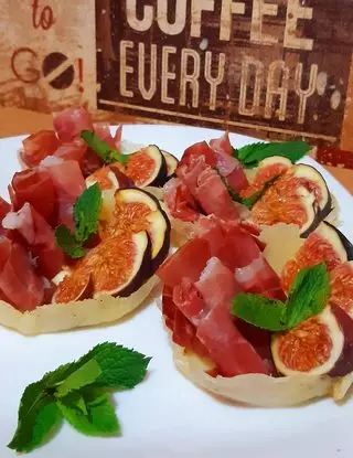 Ricetta Cestini di parmigiano, fiorellini di prosciutto crudo, fichi al miele  di ledelizieditizy