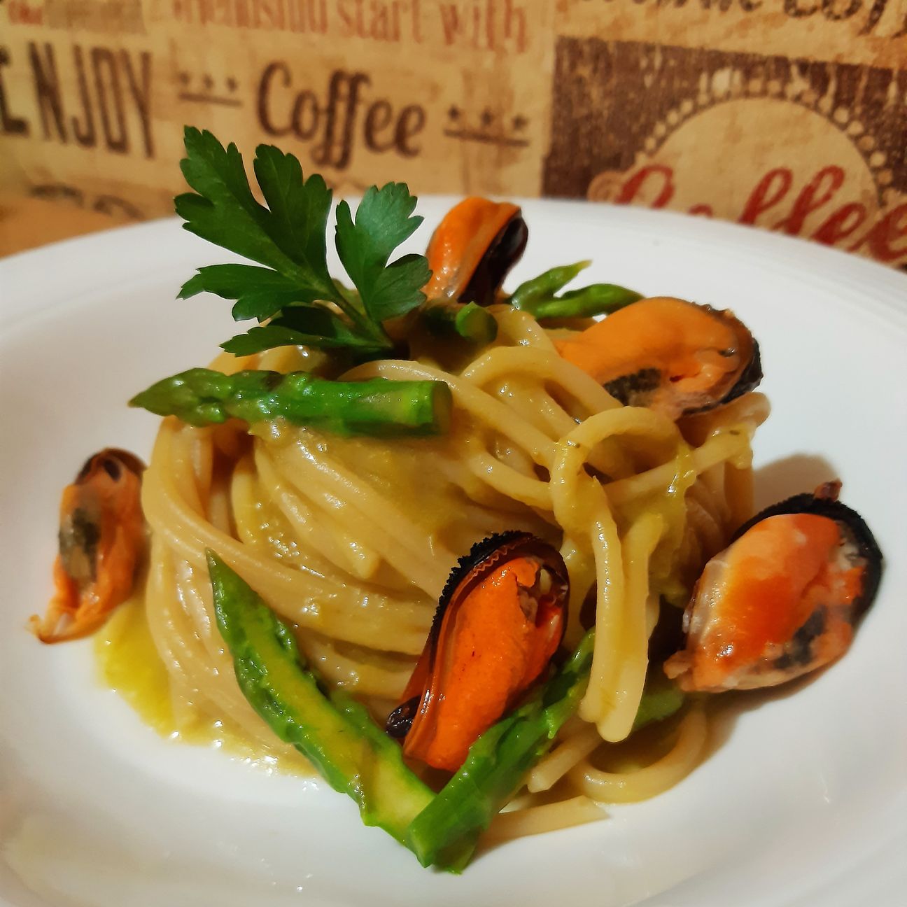 Spaghetti con crema di asparagi, cozze e asparagi croccanti