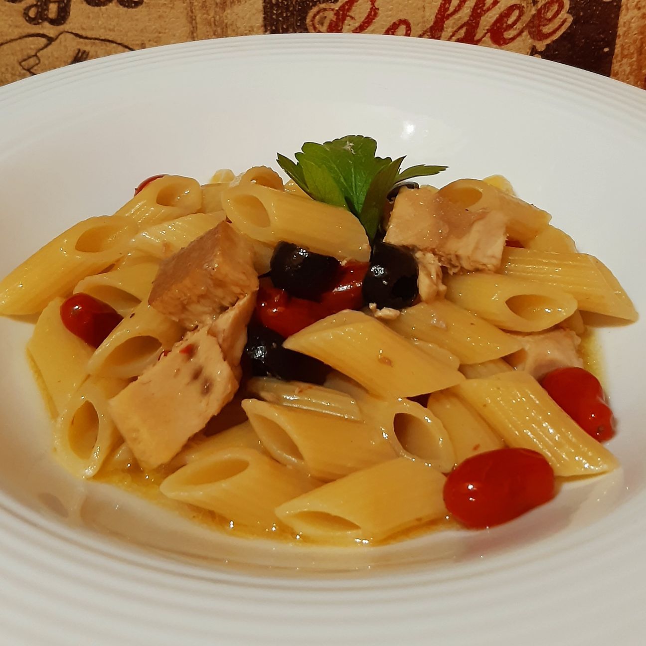Mezze penne con pesce spada alla mediterranea