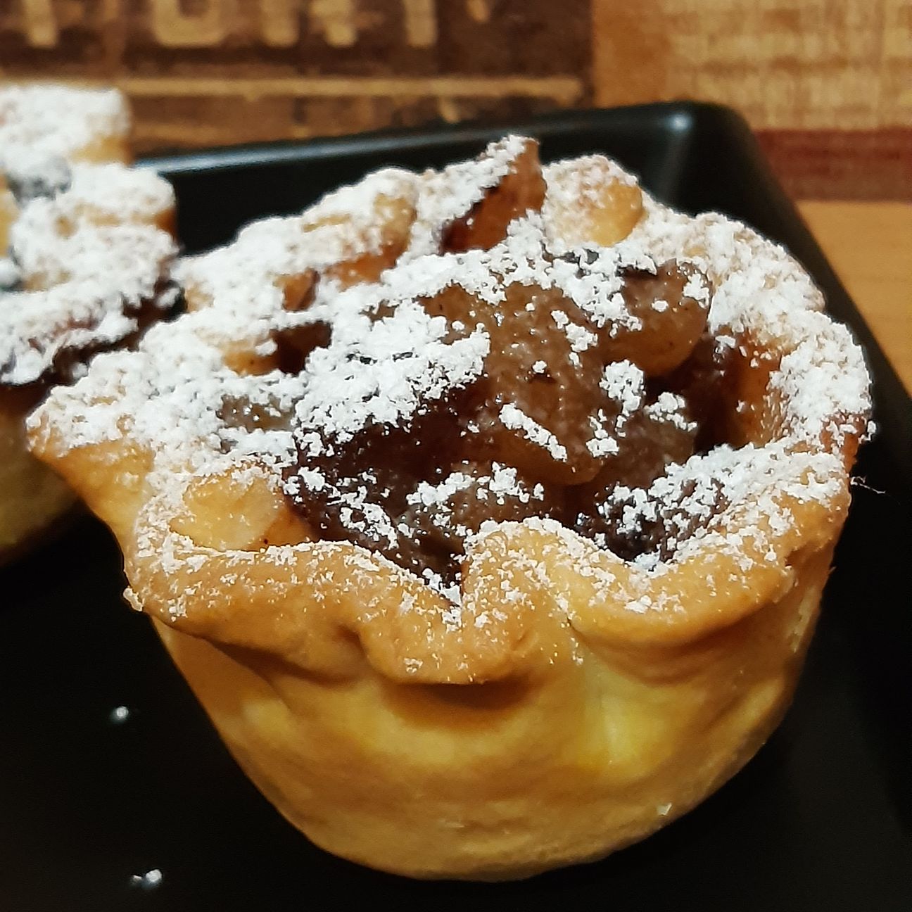 Cestini con mele e gocce di cioccolato fondente