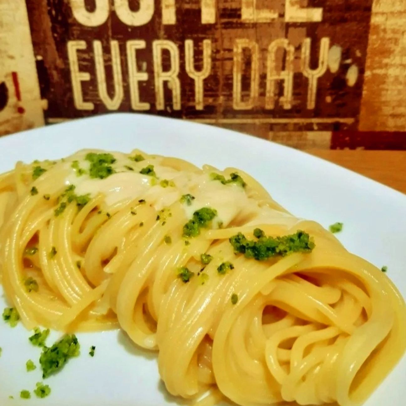 Spaghetti cremosi al parmigiano, profumati al basilico