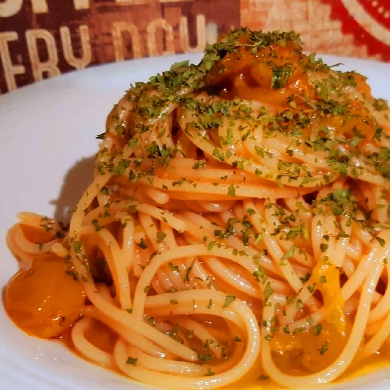 Spaghetti con acciughe e datterini gialli