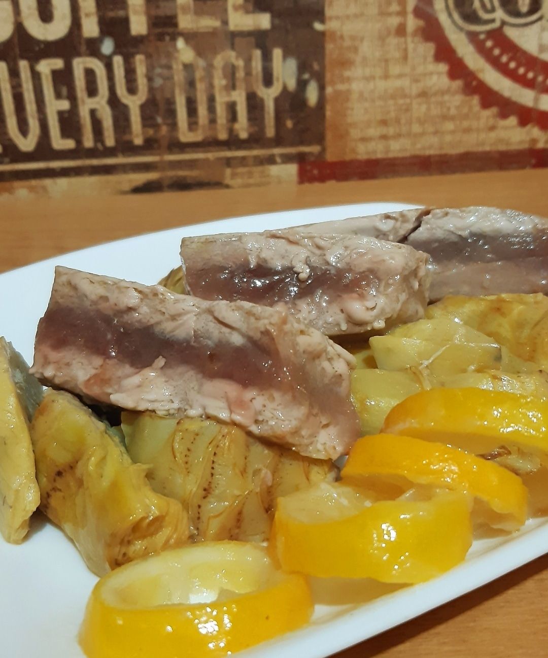 Trancio di tonno marinato, carciofi trifolati e fette di limone caramellate