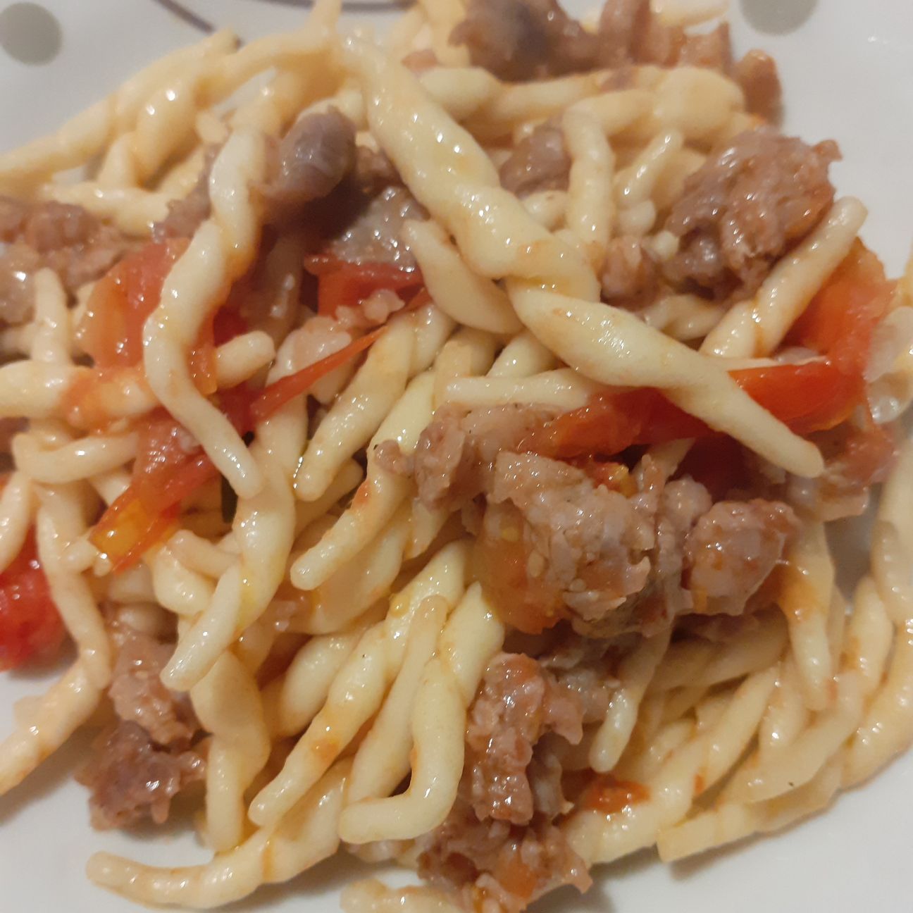 Trofie con salsiccia fresca e pomodori datterini