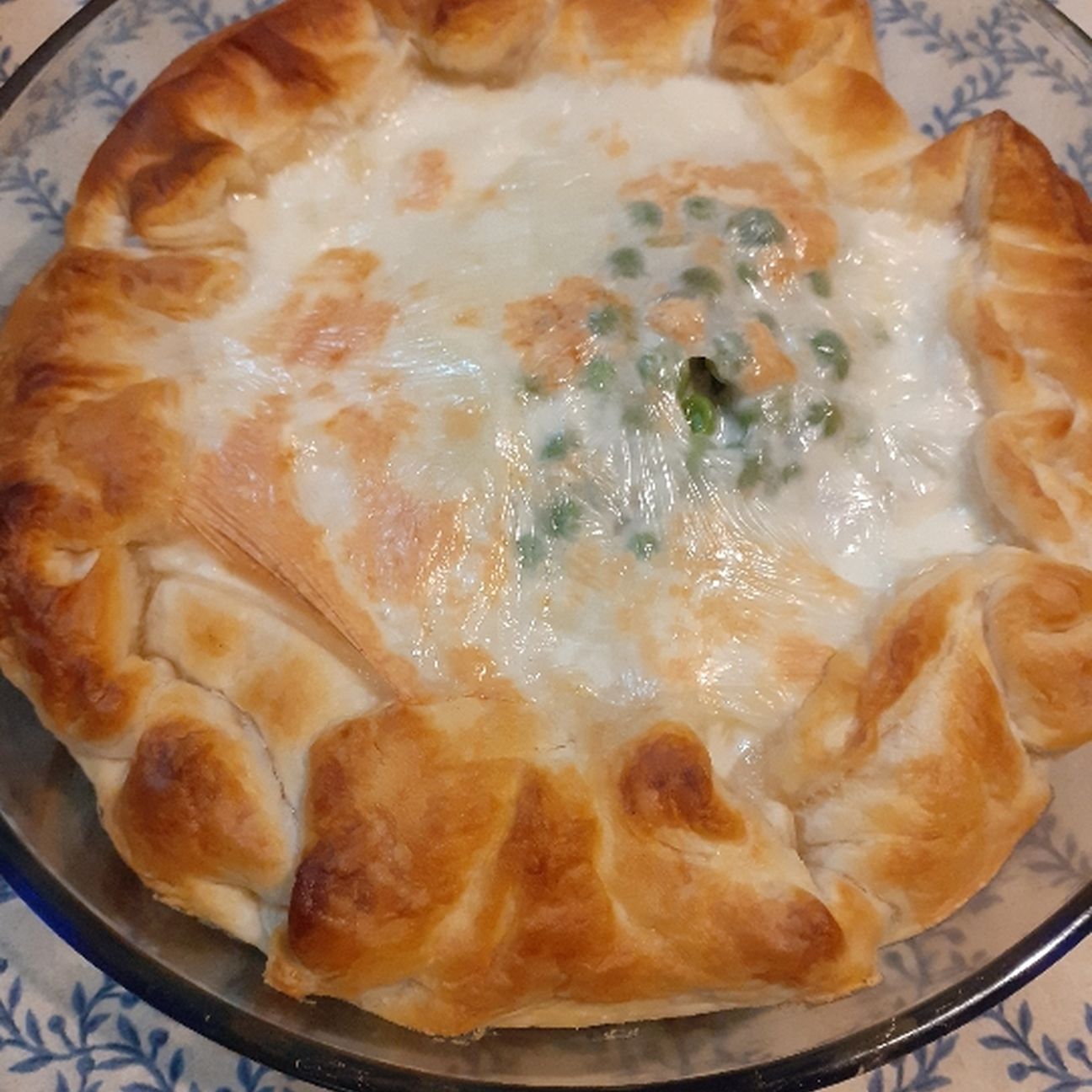 Torta salata con piselli e pancetta, patate e mozzarella